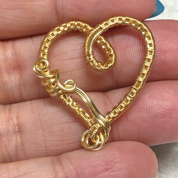 🎁floating heart pendant in gold color - Picture 8 of 10
